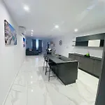 بيت للعطل Spacious Deluxe Seaside Escape