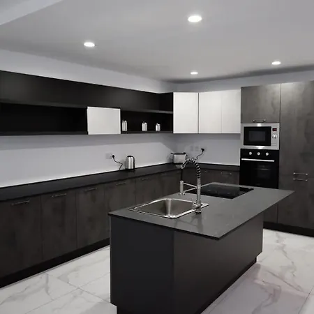 Spacious Deluxe Seaside Escape St. Paul's Bay