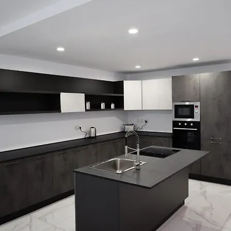 Spacious Deluxe Seaside Escape * St. Paul's Bay