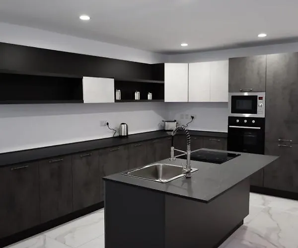 Spacious Deluxe Seaside Escape St. Paul's Bay