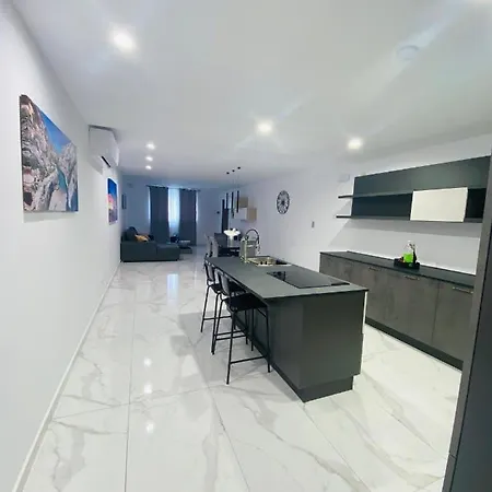 別荘 Spacious Deluxe Seaside Escape