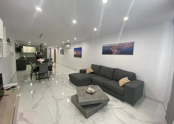 Spacious Deluxe Seaside Escape St Paul's Bay