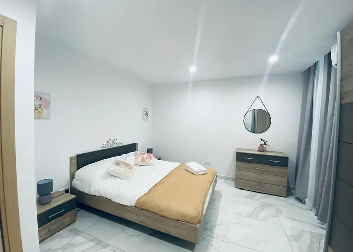 Spacious Deluxe Seaside Escape St Paul's Bay